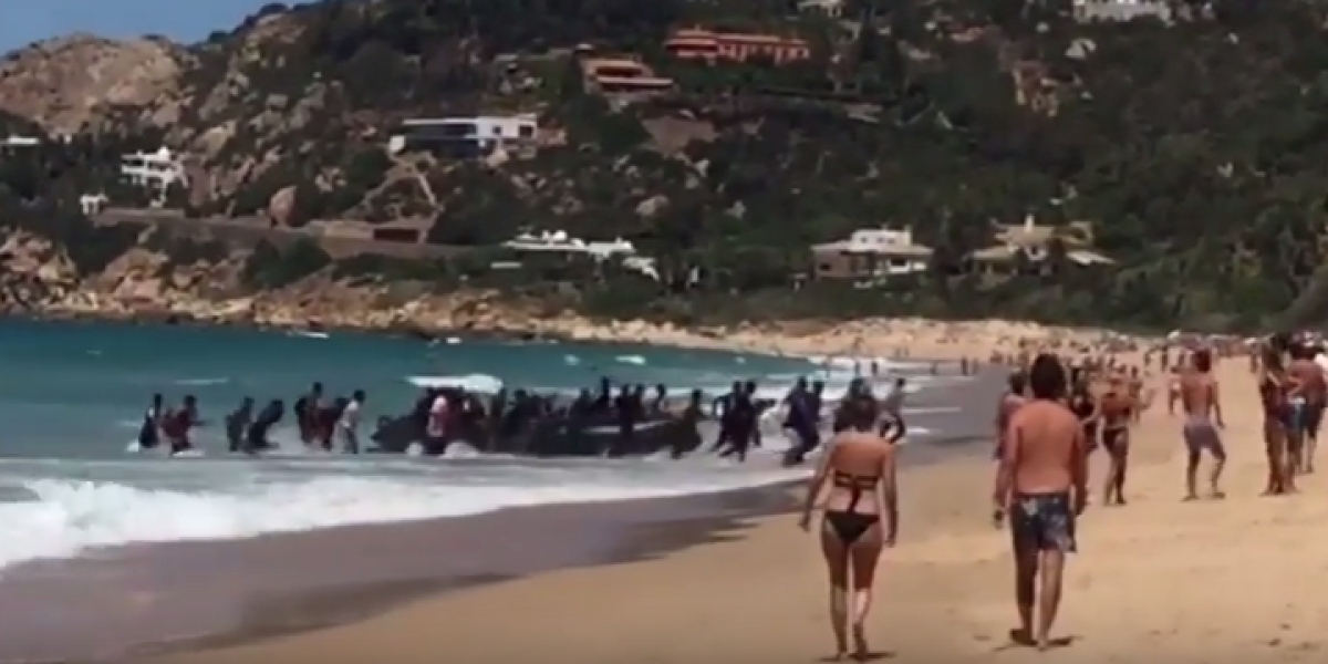 ¡Impresionante! decenas de inmigrantes desembarcan en playa de Cádiz
