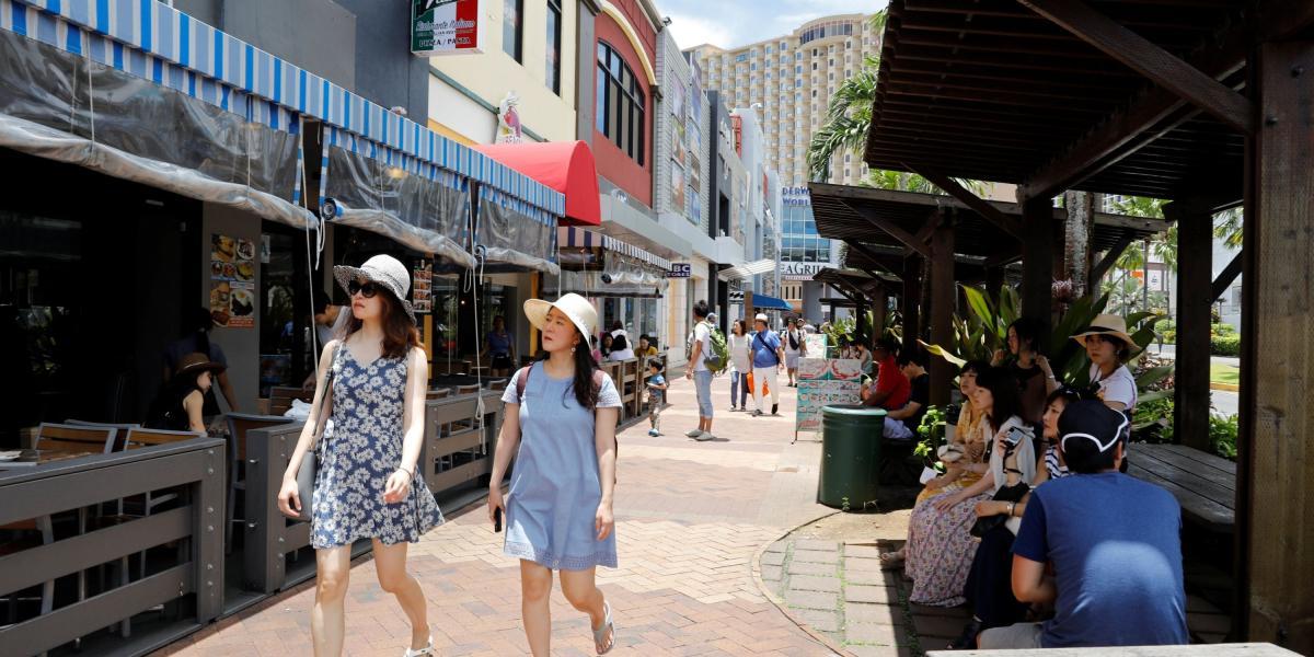 La mayoría de los turistas provienen de naciones asiáticas cercanas como Japón, Filipinas e Indonesia. Los japoneses representan el 90 % del turismo en la isla, por lo cual la desaceleración en la economía nipona se ha visto reflejada en Guam.