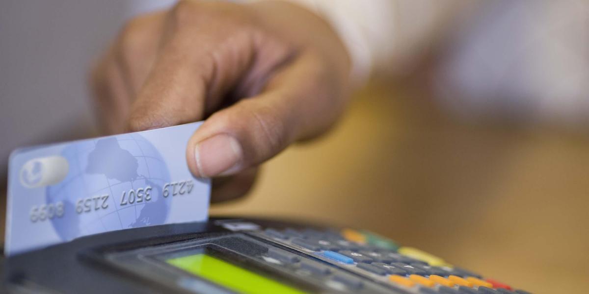 La tasa máxima que pueden aplicar las entidades para tarjetas de crédito es del 32,97 por ciento efectiva anual.