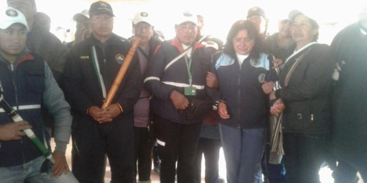 La guardia indígena de Nariño acompañó a la docente en su entrega a la libertad.