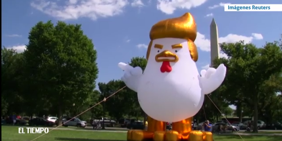 Pollo inflable con peluca de Trump aparece cerca a la Casa Blanca
