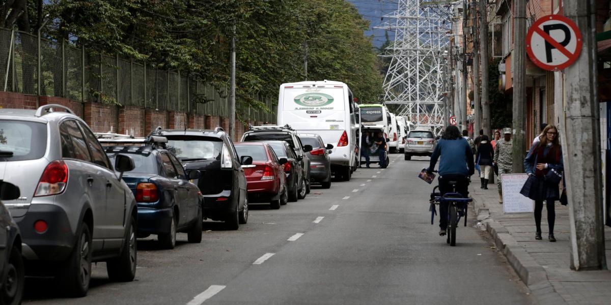 El mal parqueo en vía es una de las multas que más impone la Policía de Tránsito de Bogotá.