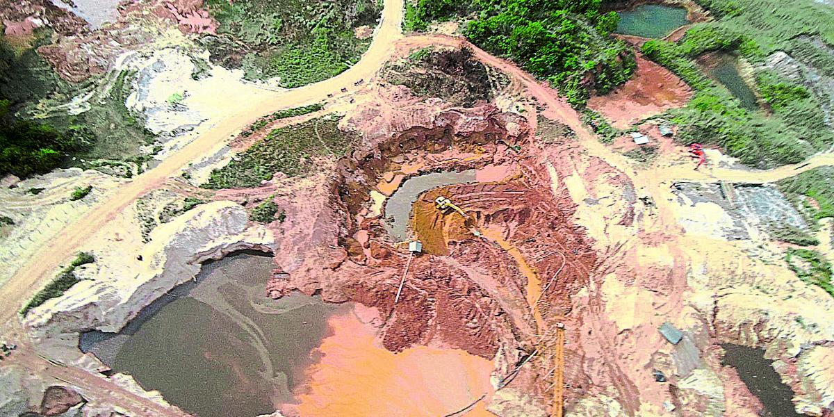 Terrenos afectados por prácticas mineras en el río Nechí, uno de los más explotados en la región, junto con el río Cauca
