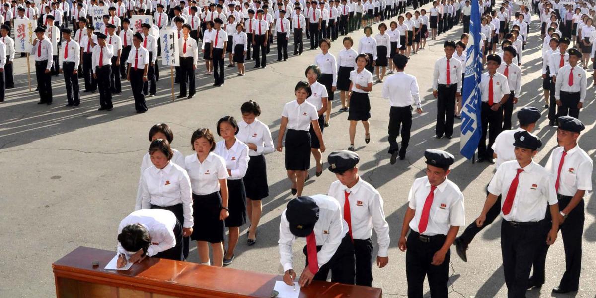 Trabajadores y estudiantes firman solicitudes de ingreso al ejército de Corea del Norte, en Pionyang, tras las sanciones de la ONU.