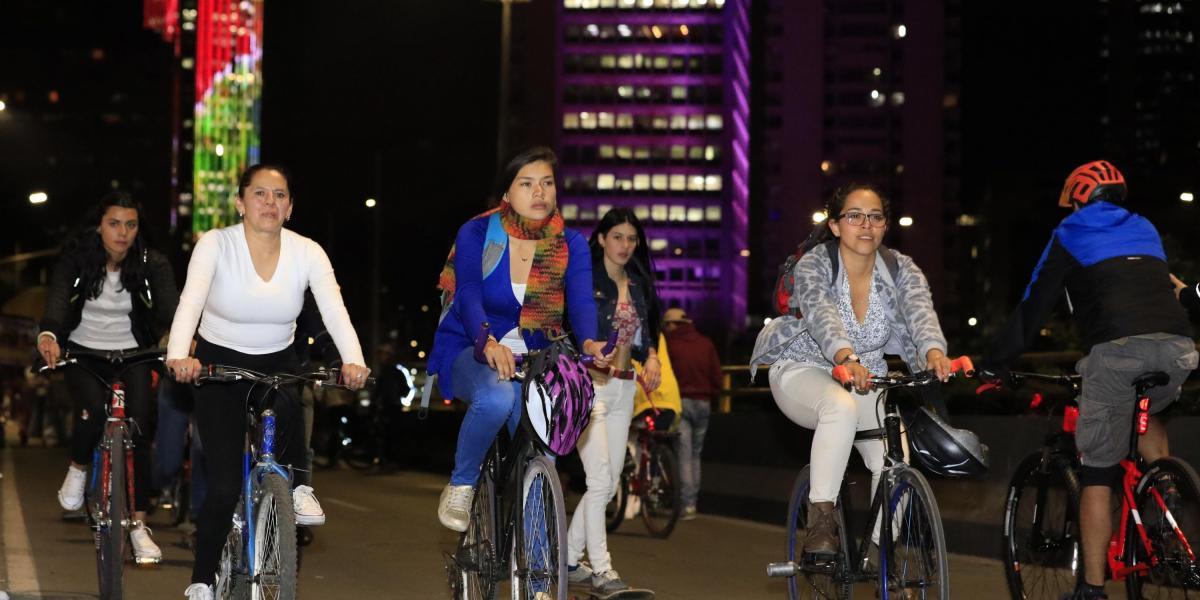 En el marco del Festival de Verano se celebró la ya tradicional ciclovía nocturna en la capital. La Carrera Séptima recibió a los ciclistas que recorrieron la ciudad hasta la media noche.
