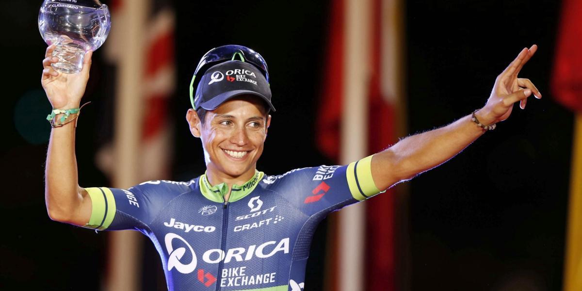 Esteban Chaves fue tercero en la Vuelta a España el año pasado. En la foto, durante su festejo en el podio.