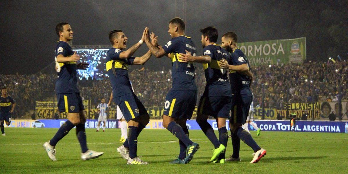 Edwin Cardona celebra el triunfo 5-0 de Boca sobre Gimnasia y Tiro de Salta. El colombiano fue la figura del partido.