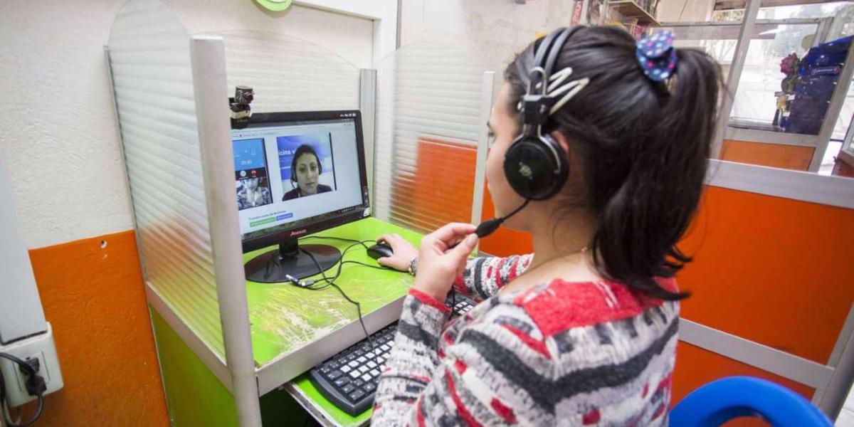 En las zonas donde no hay oficinas de Codensa, los clientes se comunican por videollamadas con los funcionarios.