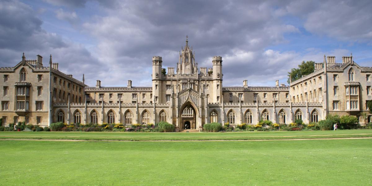 La Universidad de Cambridge es la única británica entre las cinco mejores. Para esta versión del ránking, subió un puesto; pasó del cuarto al tercero. Es reconocida porque 90 de sus afiliados han ganado el Premio Nobel en alguna de sus categorías.