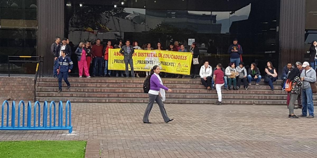 Algunos docentes y miembros de ADE protestan en la Secretaría de Educación de Bogotá.