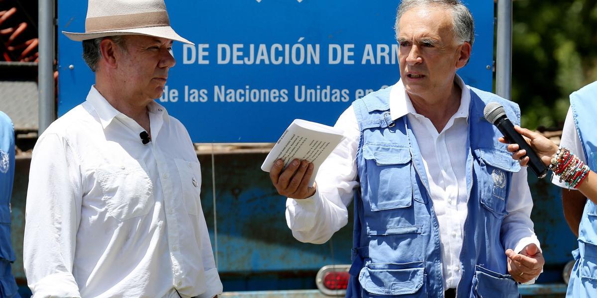 El presidente Juan Manuel Santos y el jefe de la Misión de la ONU, Jean Arnault, oficializaron ayer en La Guajira la terminación de la extracción de las armas de las Farc.