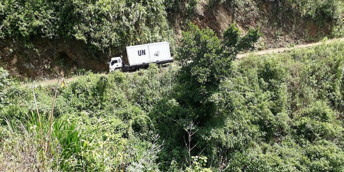 En esta imagen, los camiones de la ONU con las armas entregadas por las Farc salen de Santa Lucía, zona de Ituango, Antioquia,