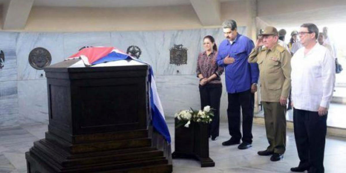 El presidente de Venezuela, Nicolás Maduro, su esposa, Cilia Flores, el mandatario cubano, Raúl Castro,  y el canciller, Bruno Rodríguez, en la tumba del fallecido líder cubano Fidel Castro.