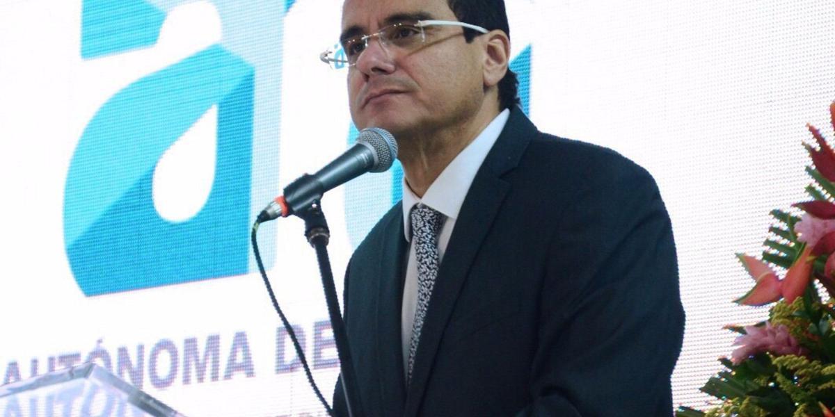 El rector de la Universidad Autónoma del Caribe, Ramsés Vargas Lamadrid, asegura que la universidad no está  en crisis financiera.