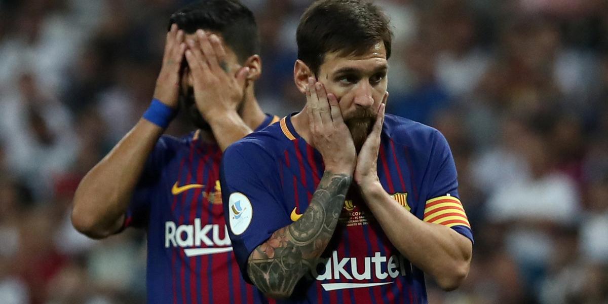 Lionel Messi y Luis Suárez se lamentan tras uno de los goles del Real Madrid en la Supercopa de España.
