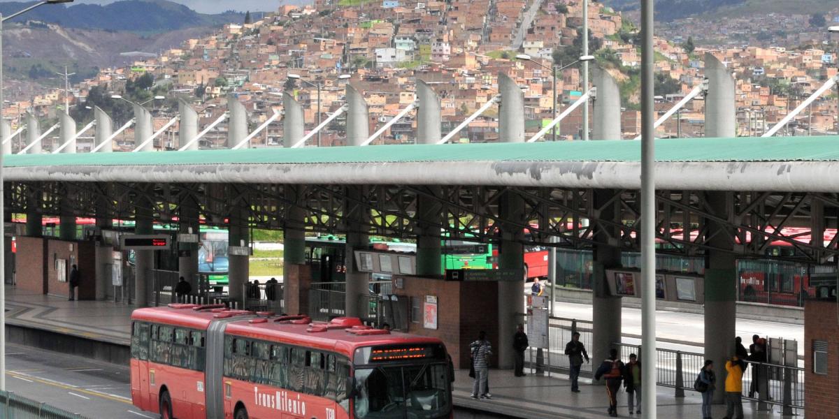 Vándalos atacaron bus de TransMilenio frente al portal El Tunal