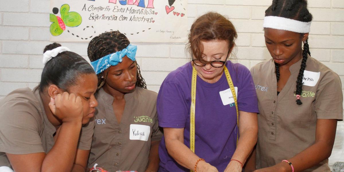 Angie Cohen (centro) es la fundadora de Designlab Give cuyo programa de responsabilidad social busca ayudar a jóvenes de escasos recursos.