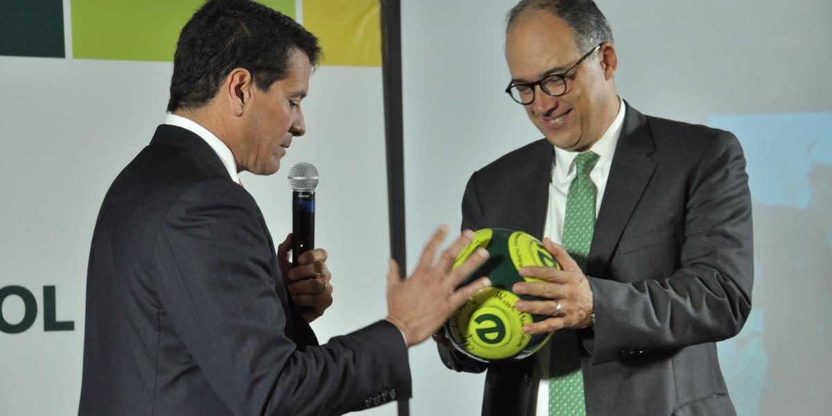 Felipe Bayón (izq.), nuevo presidente de Ecopetrol, en el momento en que, junto con Juan Carlos Echeverry, anuncian a los empleados el traspaso del balón.