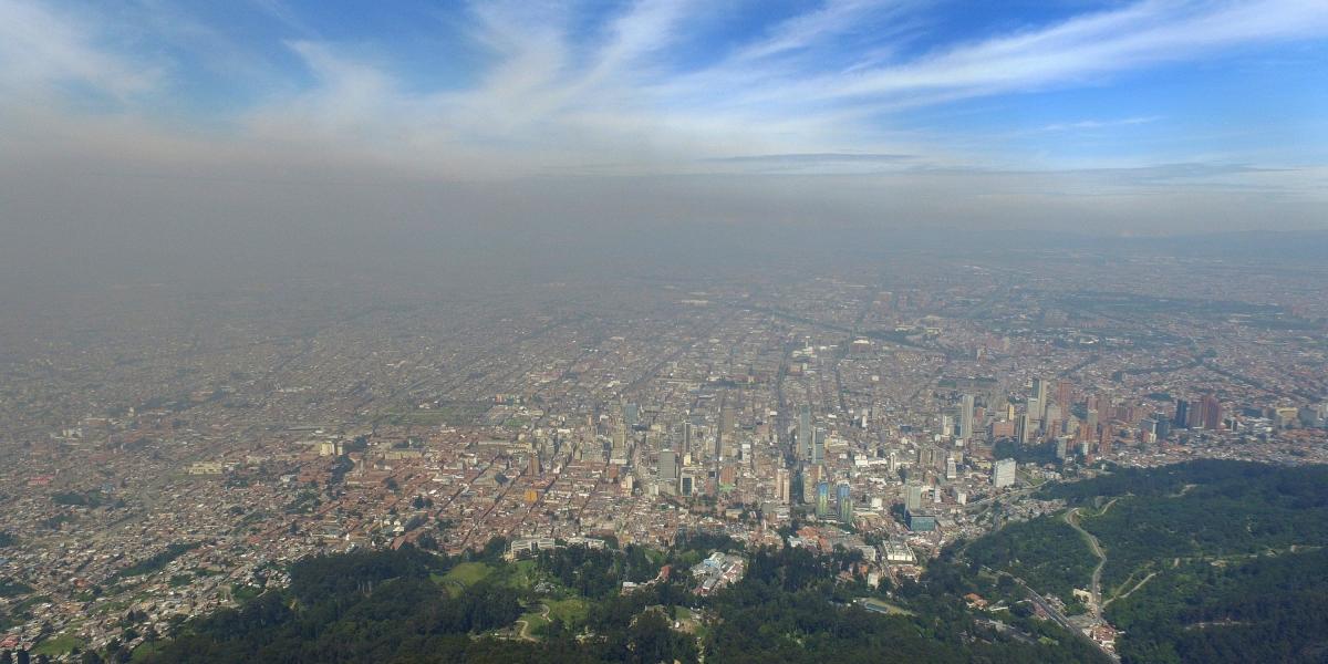 La ciudad más contaminada en el país es su capital. Bogotá registra un promedio anual de 86.5 PM10, de acuerdo con la estación de monitoreo de aire de la Sevillana.
