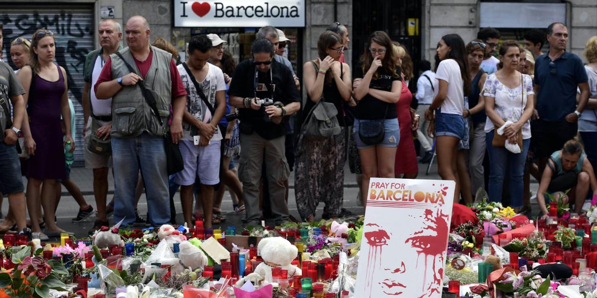 Cientos de personas siguen rindiendo tributo a las víctimas de los atentados terroristas del jueves en Barcelona y Cambrils.