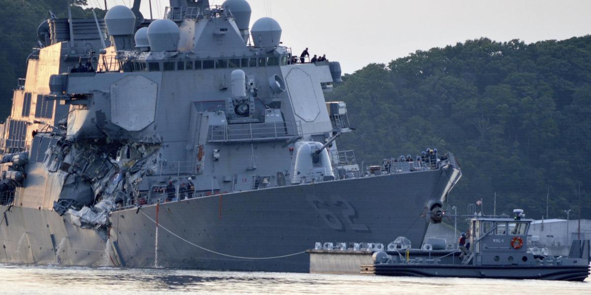 Foto de archivo facilitada por la Armada de EE.UU. del destructor de misiles guiados clase Arleigh Burke USS Fitzgerald (DDG 62) tras protagonizar una colisión con un buque mercante mientras operaba en el suroeste de Yokosuka (Japón) el 17 de junio de 2017. La Armada de EE.UU. anunció el 17 de agosto de 2017 que una docena de tripulantes del buque se enfrentan a sanciones administrativas por su implicación en el choque.