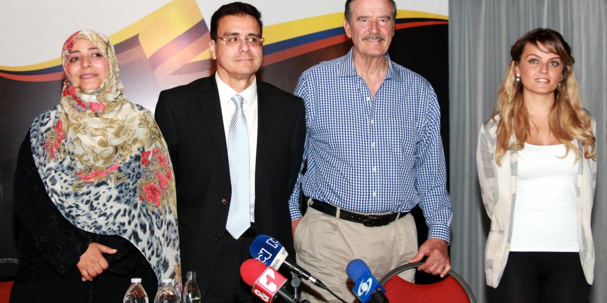 En la foto, la nobel de paz Tawakol Karman (izq.), el rector de la Uniautónoma, Ramsés Vargas; el expresidente de México Vicente Fox y la politóloga Gloria Álvarez, en un encuentro con medios.