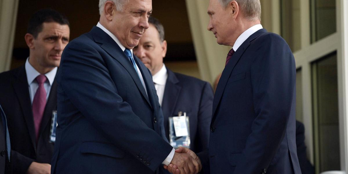 El primer ministro israelí, Benjamín Netanyahu, saluda al presidente ruso, Vladímir Putin, en el resorte Black Sea en Sochi, Rusia.