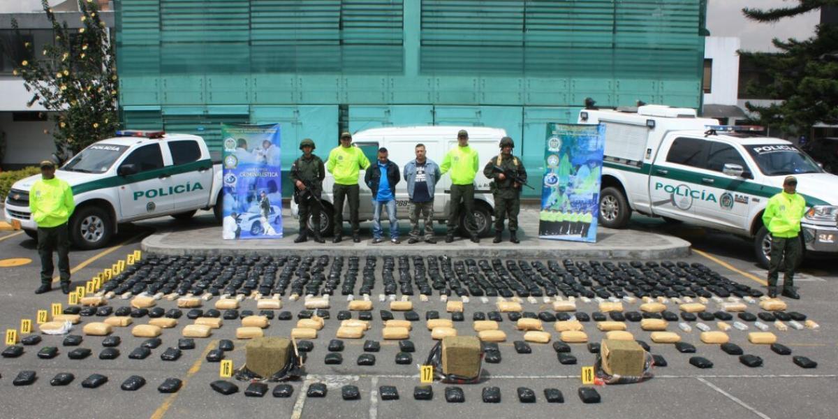 En una operación de la Policía de Cundinamarca fueron capturadas dos personas que transportaban 308 kilos de marihuana de alta pureza.