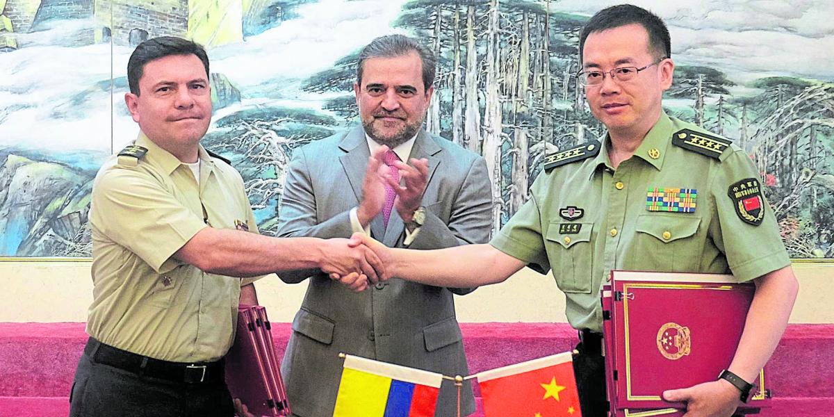 En la foto, el embajador de Colombia en China, Óscar Rueda; el agregado militar, el coronel Pedro Rojas, y el coronel superior Song Yanchao, subdirector de la OIMC.