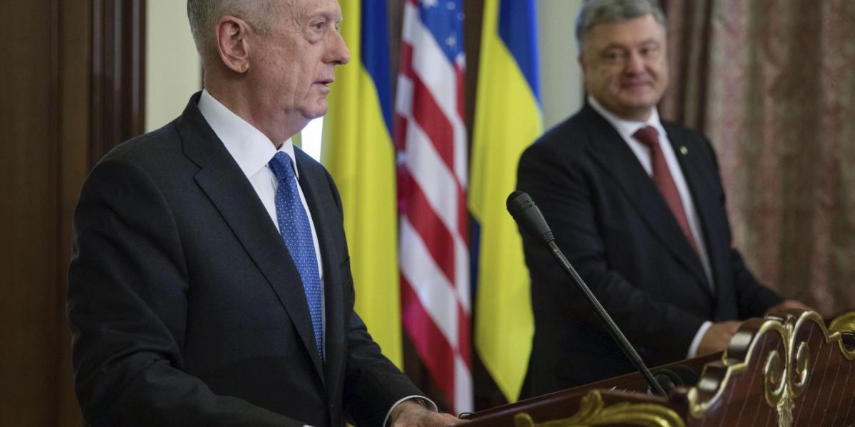 El Secretario de Defensa de Estados Unidos, James Mattis, se reúne con el presidente ucraniano, Petro Poroshenko, en Kiev, Ucrania.