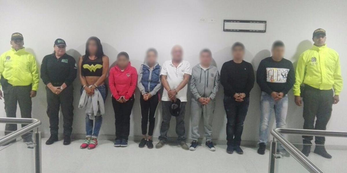 La Fiscalía, Policía y Migración Colombia capturaron en Colombia a 8 personas señaladas de ser parte de una red que enviaba a mujeres a China las que esclavizaban sexualmente.