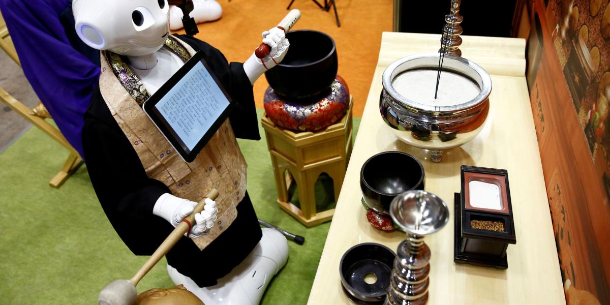 El sacerdote robot que lee escrituras en funerales japoneses