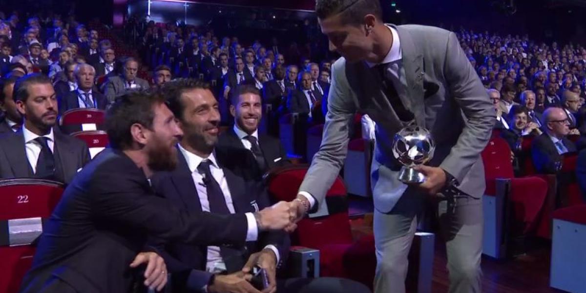 Cristiano Ronaldo y Lionel Messi dándose la mano.