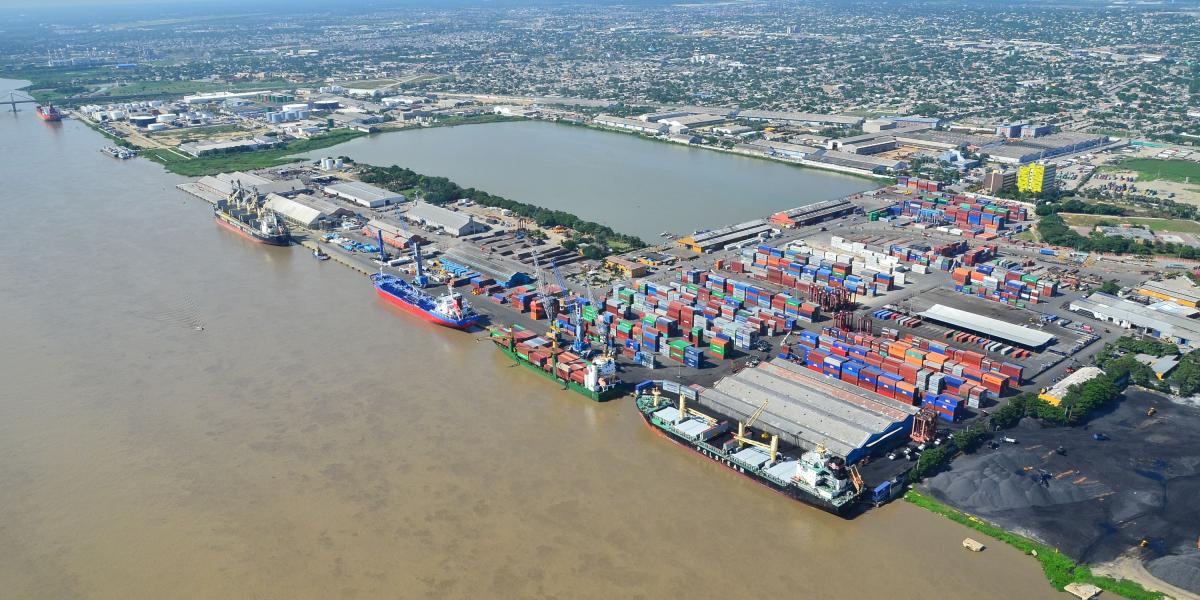 El puerto de Barranquilla es uno de los más importantes del país y presta servicios no solo de carga, sino también de contenedores.