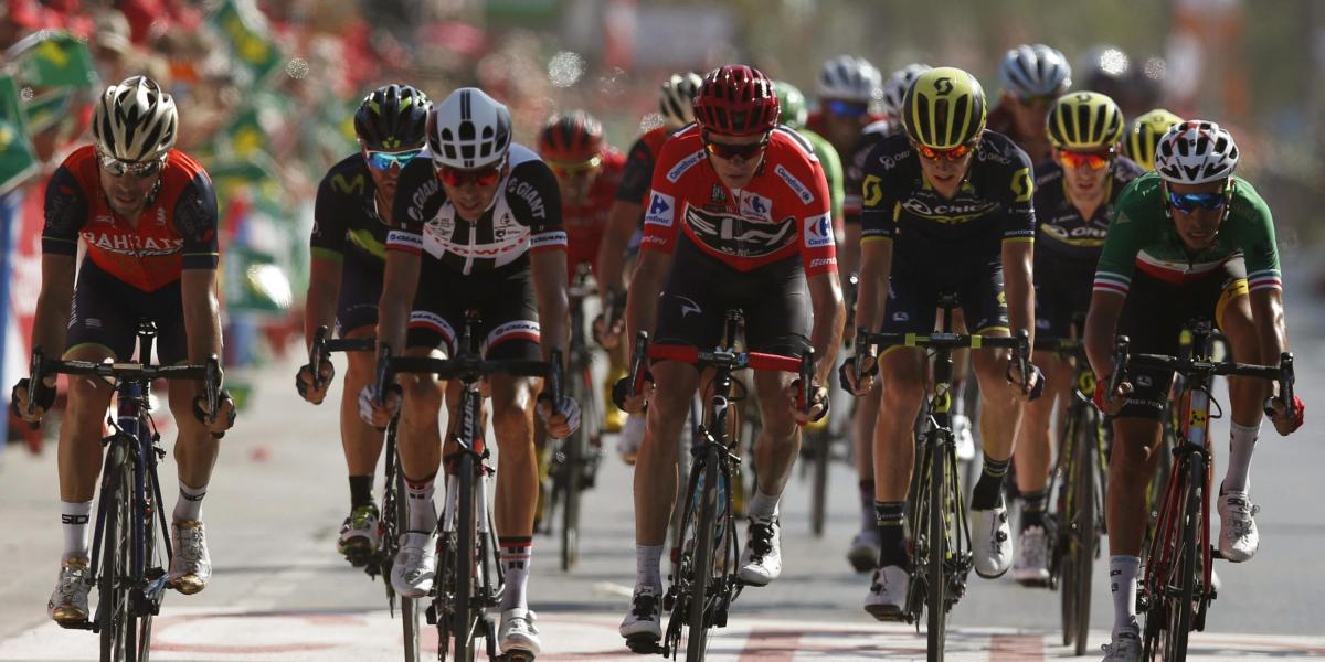 El británico Chris Froome (cen.) se mantiene sólido en el liderato de la Vuelta a España 2017.