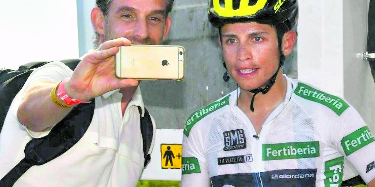 Un aficionado se toma una selfi con Esteban Chaves al final de la sexta etapa de la Vuelta a España.