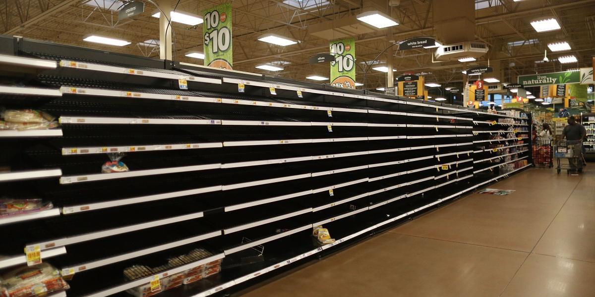 Las personas en Texas se abastecen de productos ante la llegada del poderoso huracán.