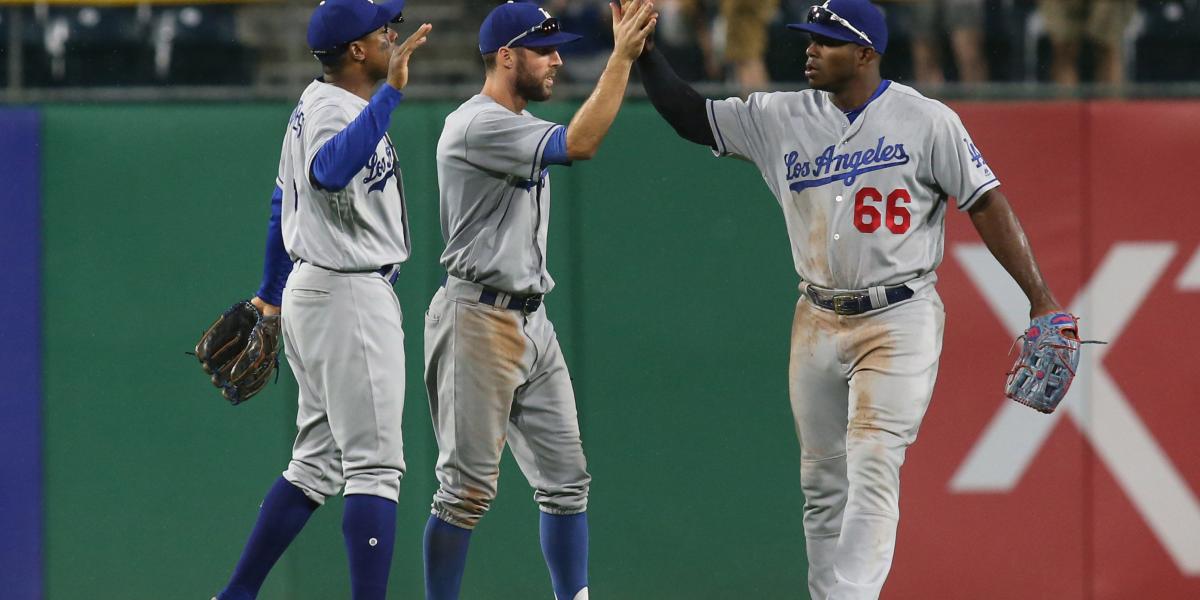 Los jugadores de Dodgers celebran el triunfo.