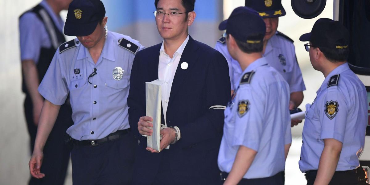 Condena a a cinco años de cárcel al heredero de Samsung por sobornar a políticos.