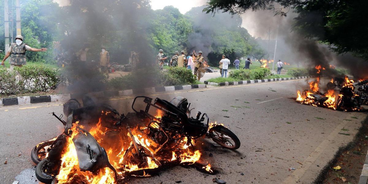 Seguidores del gurú irrumpieron y atacaron estaciones de trenes, gasolineras y móviles de televisión en varias localidades de los estados de Punjab y Haryana en el norte del país.