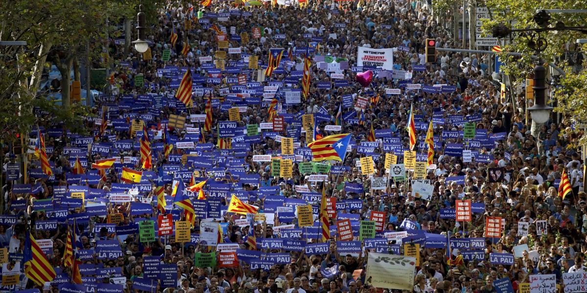 Un momento de la manifestación contra los atentados yihadistas en Cataluña, que bajo el eslogan 'No tinc por' ('No tengo miedo') recorrió este sábado las calles de Barcelona.