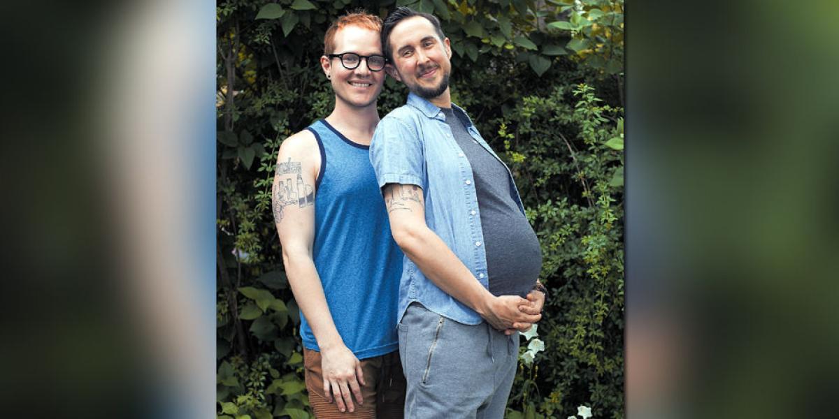Biff Clapton (izquierda) y Trystan Reese decidieron hacer público su embarazo. Reese, hoy transexual, nació mujer.