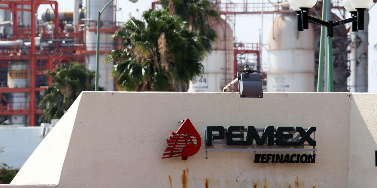 La sobreoferta mundial y la crisis de Pemex llevan los bombeos a mínimos desde 1980.