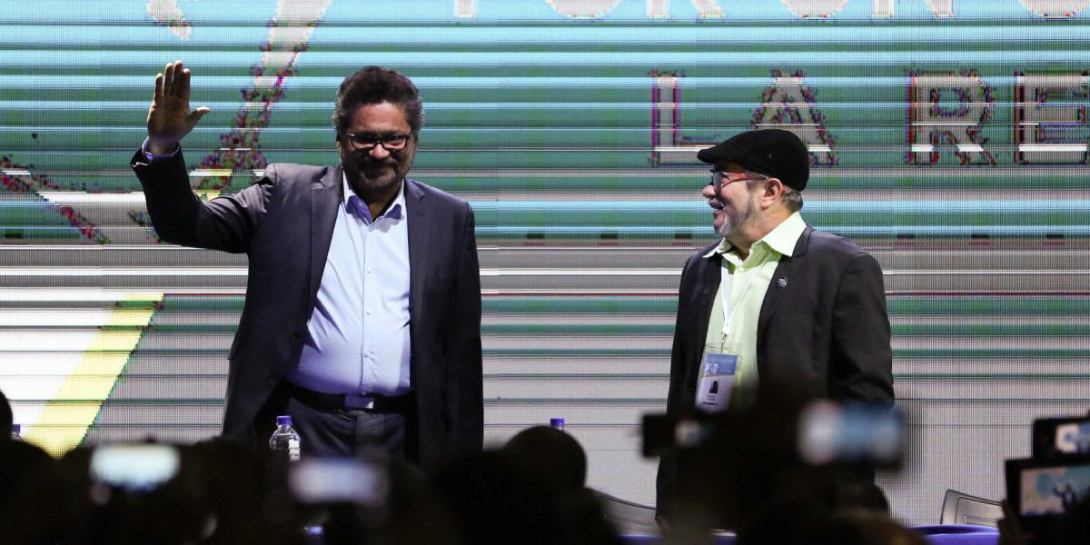 Iván Máquez (izq.) y Rodrigo Londoño, jefes de las Farc, instalaron el congreso del que saldrán las bases del partido.