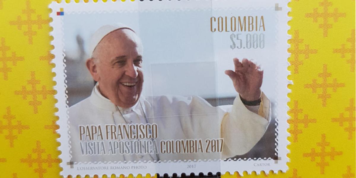 Esta es la estampilla en homenaje a la visita del papa Francisco a Colombia.