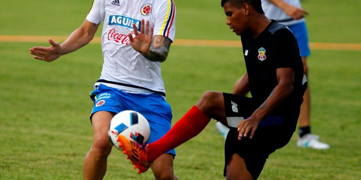 James Rodríguez en plena práctica con Colombia.