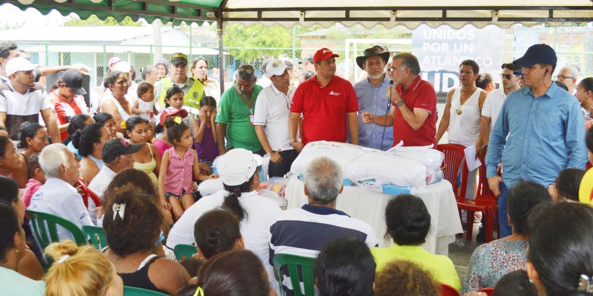 El gobernador Eduardo Verano visitó Galapa para entregar ayudas en los afectados por el vendaval.