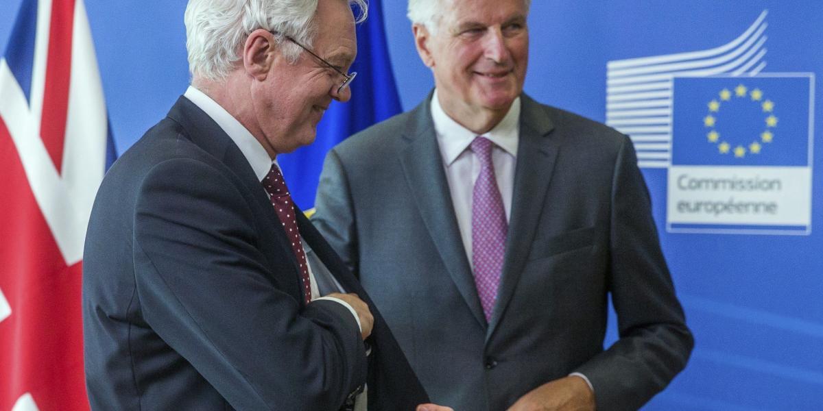 El negociador de la Unión Europea, Michel Barnie  y el ministro británico, David Davies en la tercera ronda de la primera fase de las negociaciones sobre los términos del 'brexit'.