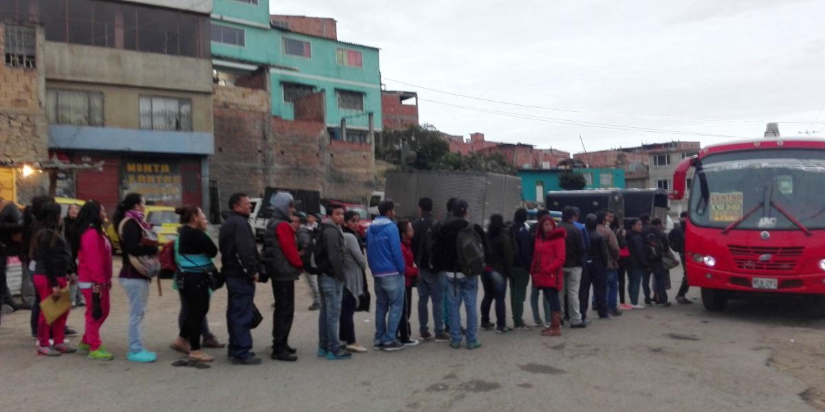 A diario, cerca de 200 personas en Potosí, Ciudad Bolívar, hacen una fila de mínimo una hora para tomar un bus que no es del SITP.