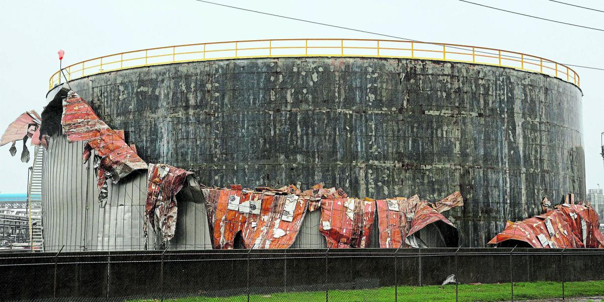 Un depósito de petróleo dañado por el huracán Harvey el viernes pasado, cerca de Seadrift, Texas.
